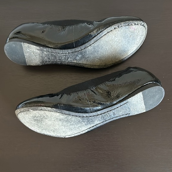 TORY BURCH Patent Caroline Ballet Flats Black Leather Gold Logo Sz 8 - Picture 8 of 9